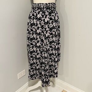 Black and White Floral Wide Leg Capri Pants